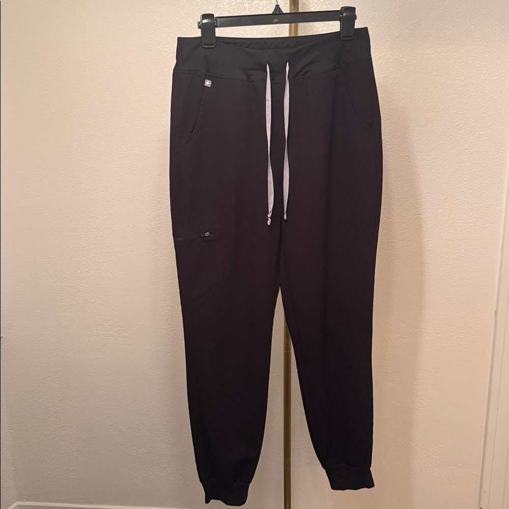 Technical collection 
Women’s Figs scrub joggers